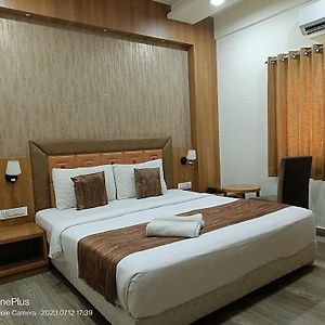 Hotel Aerocity Golden Close To New Delhi Airport