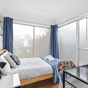 Modern Double Room - Mins To Airport - Shared Bathroom