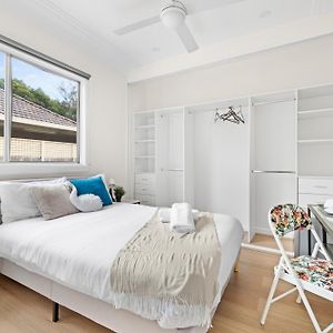 Elegant Double Room - Mins To Airport - Shared Bathroom